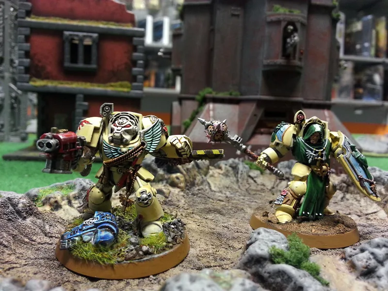 Terminator Deathwing y caballero encapuchado sobre escenografía