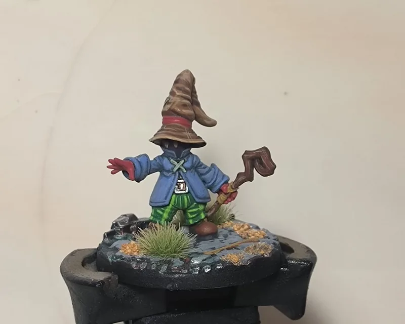 Pequeño mago de sombrero picudo con bastón, impreso en 3D y pintado a mano