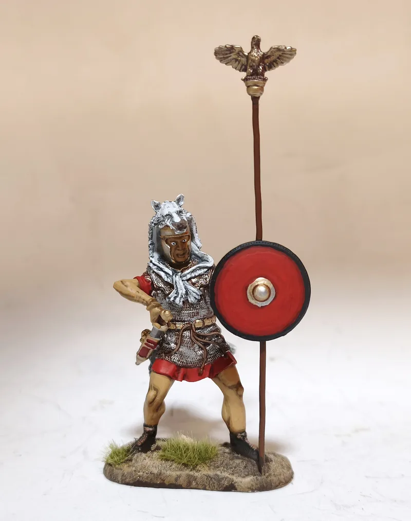 Aquilífero romano con piel de lobo y el águila de la legión