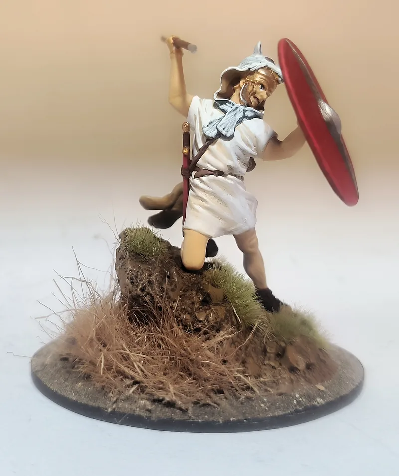 Vélite romano con piel de lobo lanzando la jabalina