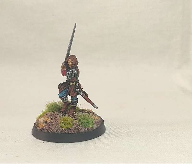 Aragorn con la espada en alto, plano completo