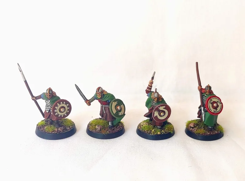 Guerreros de Rohan con lanzas y escudos