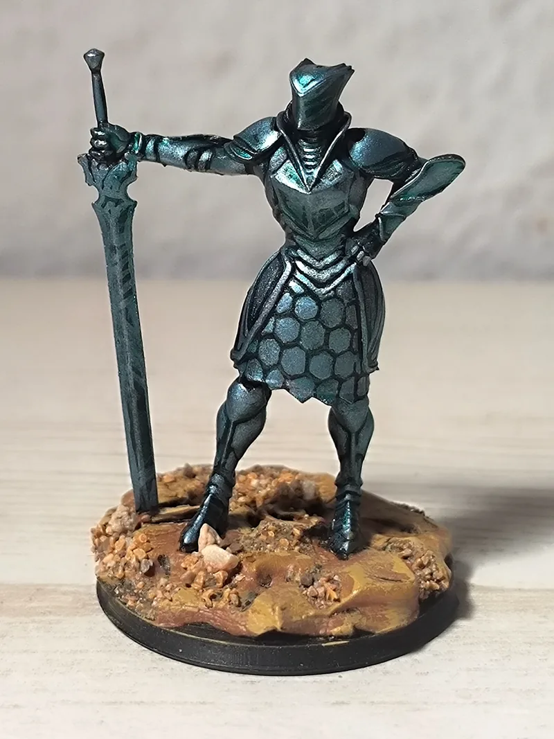 Caballera con espadón y armadura de escamas azul